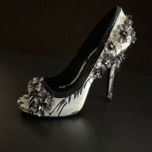 Tory Burch high heels with 3D floral design size 7